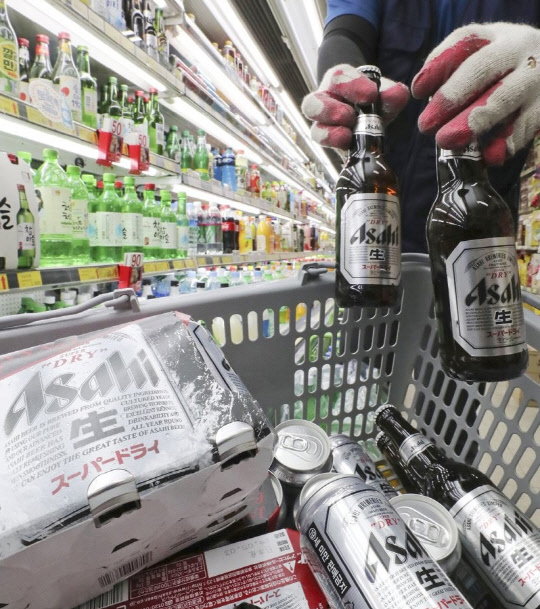 서울 한 마트에서 직원이 일본 맥주를 진열대에서 빼내 반품 준비를 하고 있다. <연합 제공>